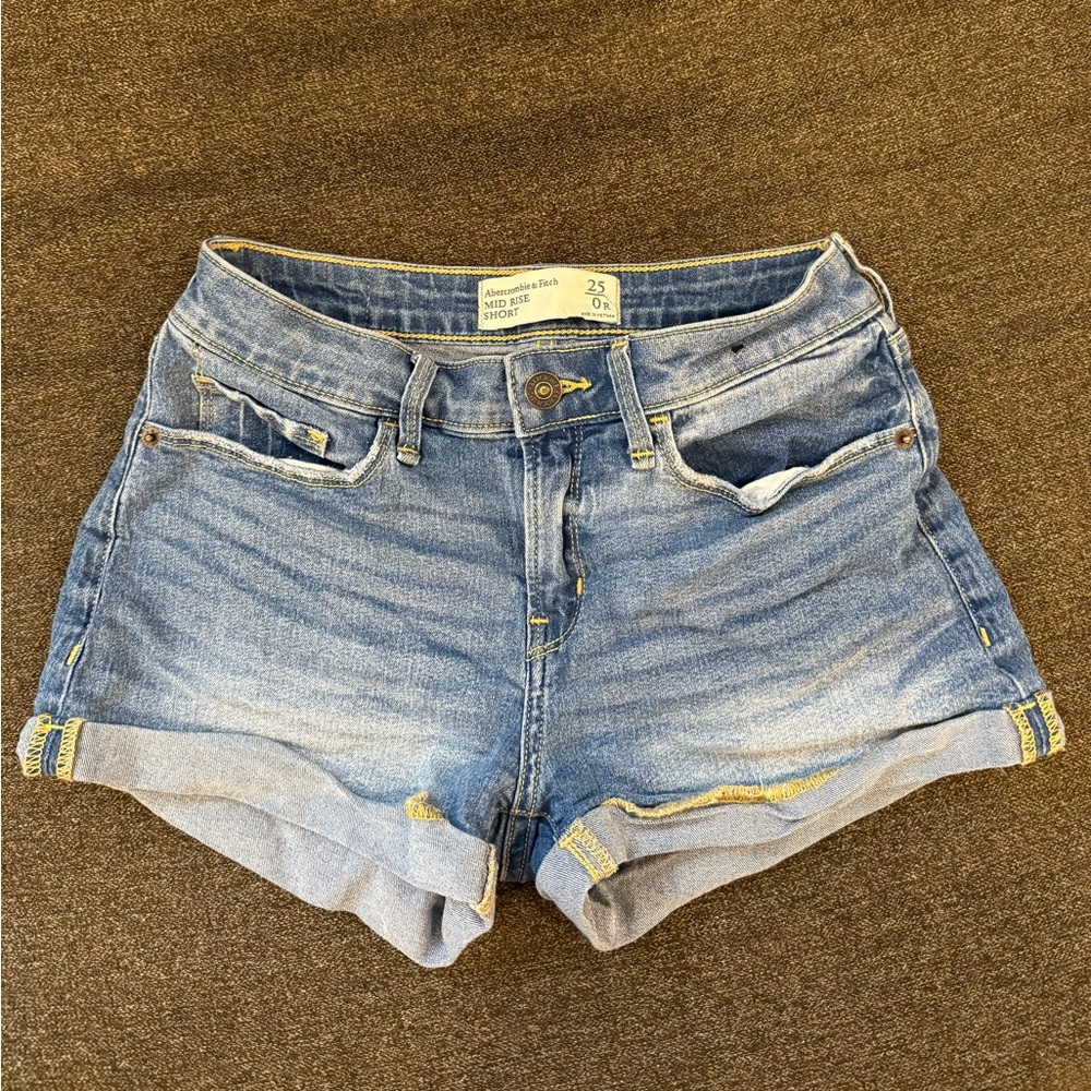 Abercrombie & Fitch women’s denim shorts! Size: 25 or 0R.